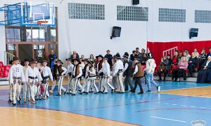 Zdjęcie przedstawia uczniów ZSMS Zakopane podczas szkolnych Jasełek