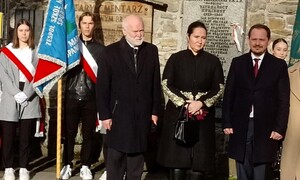 Zdjęcie przedstawia uroczystość związaną ze wspomnieniem profesora Wacława Felczaka i Stanisława Marusarza w 30 rocznicę ich śmierci.