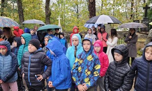 Zdjęcie przedstawiają uczniów ZSMS Zakopane podczas obchodów Dni Patrona Szkoły