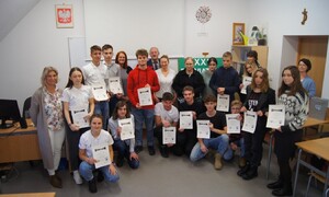 Zdjęcie przedstawia uczniów SMS Zakopane podczas XXII Powiatowego Konkursu Ortograficznego