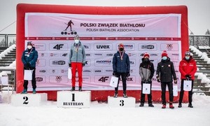 Zdjęcie przedstawia zawodników ZSMS Zakopane podczas Mistrzostw Polski Juniorów i Młodzieżowców w Dusznikach-Zdrój