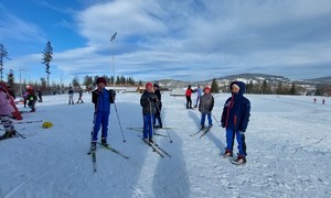 Zdjęcie przedstawia uczestników szkolenia z dyscypliny biathlon w ramach projektu Transgraniczna Szkoła Mistrzostwa Sportowego