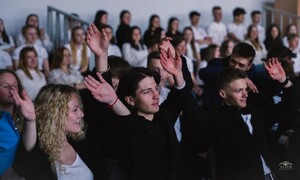 Zdjęcia przedstawiają uczniów ZSMS Zakopane podczas uroczystości pożegnania Absolwentów rocznika 2023 oraz podsumowania sezonu zimowego 2022-2023