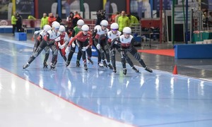 Zdjęcie przedstawia zawodników łyżwiarstwa szybkiego podczas XXXVI Mistrzostw Polski Seniorów na Dystansach