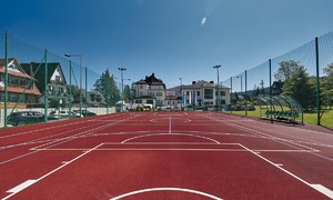 Zdjecia przedstawiają obiekt (szkołe, halę sportową, boisko) Zespołu Szkół Mistrzostwa Sportowego w Zakopanem