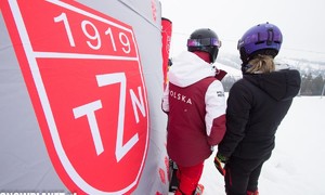 Zdjęcie przedstawia zawodników snowboardu podczas III edycji Pucharu Polski w snowboardzie