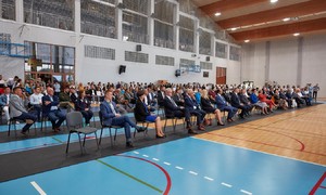 Zdjęcie przedstawia uroczystą inaugurację roku szkolnego 2021/2022