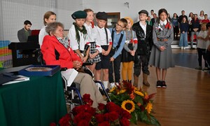 Zdjęcie przedstawiają społeczność szkolną ZSMS Zakopane podczas spotkania z Panią Barbarą Grocholską – Kurkowiak