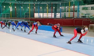 Zdjęcie przedstawia zawodnika ZSMS Zakopane podczas treningu na torze lodowym w Tomaszowie Mazowieckim