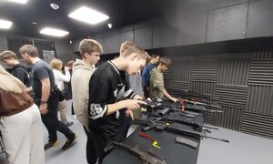 Zdjęcie przedstawiają uczniów ZSMS podczas zajęć na strzelnicy podczas lekcji z przedmiotu Edukacjia dla Bezpieczeństwa