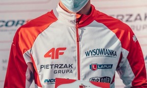 Zdjęcie przedstawia zawodnika biathlonu podczas zawodów na nartorolkach