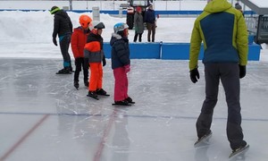 Zdjęcie przedstawia uczniów klasy pierwszej podczas zajęć na lodowisku