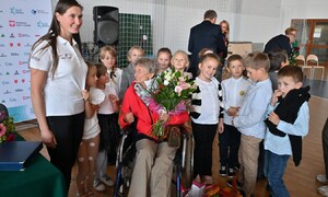 Zdjęcie przedstawiają społeczność szkolną ZSMS Zakopane podczas spotkania z Panią Barbarą Grocholską – Kurkowiak