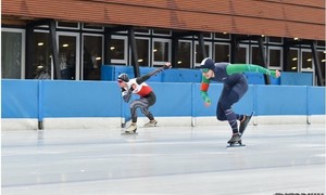 Zdjęcie przedstawia rywalizację zawodników łyżwiarstwa szybkiego podczas zawodów Tatra Cup