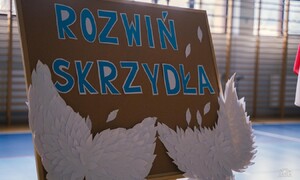 Zdjęcia przedstawiają uczniów ZSMS Zakopane podczas uroczystości pożegnania Absolwentów rocznika 2023 oraz podsumowania sezonu zimowego 2022-2023