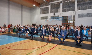 Zdjęcie przedstawia uroczystą inaugurację roku szkolnego 2021/2022