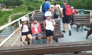 Zdjęcie przedstawia uczniów klasy pierwszej ZSMS Zakopane podczas wycieczki rowerowej