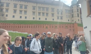 Zdjęcie przedstawia uczniów ZSMS Zakopane podczas wycieczki do Krakowa do Teatru Stu na spektakl Wesele Wyspiańskiego