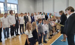 Zdjęcie przedstawia społeczność szkolną ZSMS Zakopane podczas uroczystości z okazji Dnia Edukacji Narodowej