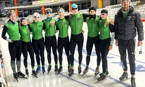 Zdjęcie przedstawia zawodników łyżwiarstwa szybkiego podczas zgrupowania sportowego w Max Aicher Arena Inzell