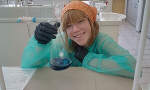 Zdjęcie przedstawia uczennicę klasy 8 SPMS podczas warsztatów chemiczno-biologicznych.