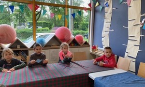 Zdjęcie przedstawia uczniów 1 i 2 klasy SPMP podczas lekcji bibliotecznej w Bibliotece Młodzieżowej w Zakopanem