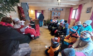Zdjęcie przedstawia uczniów klasy 2 SPMP podczas spotkania ze Świętym Mikołajem