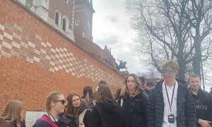 Zdjęcie przedstawia uczniów ZSMS Zakopane podczas wycieczki do Krakowa do Teatru Stu na spektakl Wesele Wyspiańskiego