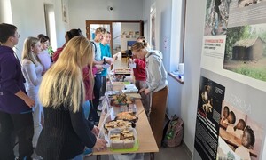 Zdjęcie przedstawia uczniów SMS Zakopane podczas kiermaszu ciast