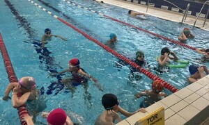 Zdjęcie przedstawia uczniów ZSMS Zakopane podczas zajęć sportowych na basenie