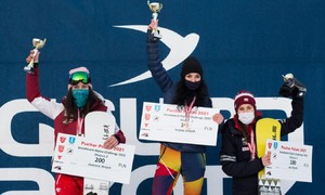 Zdjęcie przedstawia zawodników snowboardu podczas finału Pucharu Polski w snowboardzie