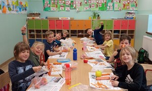 Zdjęcie przedstawia uczniów klasy 1 podczas lekcji zasad dobrego odżywiania