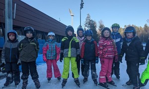 Zdjęcie przedstawia uczniów klasy pierwszej ZSMS Zakopane podczas pierwszej jazdy na lodzie