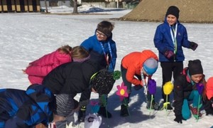 Uczniowie klasy 1 i 2 Szkoły Podstawowej Mistrzostwa Sportowego w Zakopanem w poszukiwaniu wiosny.
