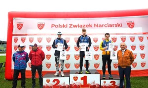 Zdjęcie przedstawia zawodników podczas Pucharu w biegach na nartorolkach w Klikuszowej