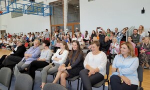 Zdjęcie przedstawia społeczność szkolną ZSMS Zakopane podczas uroczystości z okazji Dnia Edukacji Narodowej