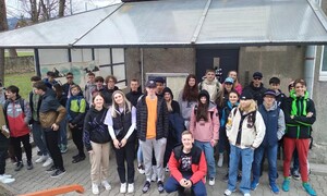 Zdjęcie przedstawia uczniów ZSMS Zakopane podczas wycieczki do kina „Miejsce” w Zakopane na film „Lunana. Szkoła na końcu świata”.