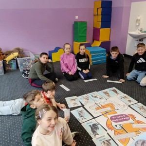 Zdjęcie przedstawia uczniów SMS Zakopane podczas zajęć w Dzień Kota