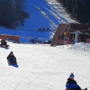 Zdjęcie przedstawia uczniów SMS Zakopane podczas zabawy na śniegu
