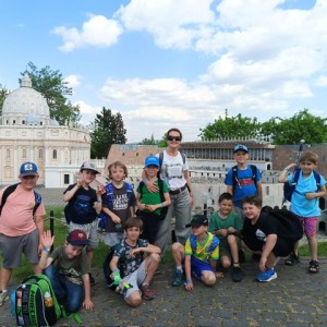 Zdjęcie przedstawia uczniów 1 i 2 klasy SPMS podczas wycieczki do Parku Miniatur w Inwałdzie