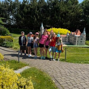 Zdjęcie przedstawia uczniów 1 i 2 klasy SPMS podczas wycieczki do Parku Miniatur w Inwałdzie