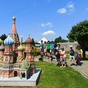 Zdjęcie przedstawia uczniów 1 i 2 klasy SPMS podczas wycieczki do Parku Miniatur w Inwałdzie