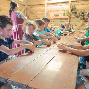 Zdjęcie przedstawia uczniów 1 i 2 klasy SPMS podczas wycieczki do Parku Miniatur w Inwałdzie