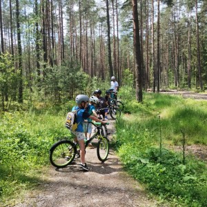Zdjęcie przedstawia uczniów klasy 1a, którzy wybrali się na wycieczkę rowerową do miasteczka ruchu drogowego w Nowym Targu