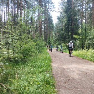Zdjęcie przedstawia uczniów klasy 1a, którzy wybrali się na wycieczkę rowerową do miasteczka ruchu drogowego w Nowym Targu