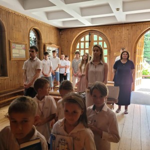Zdjęcie przedstawia społeczność szkolną SMS Zakopane podczas uroczystego zakończenia roku szkolnego 2025/2026