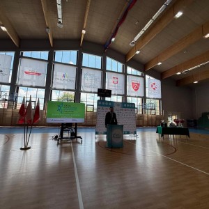 Zdjęcie przedstawia społeczność szkolną SMS Zakopane podczas uroczystego zakończenia roku szkolnego 2025/2026