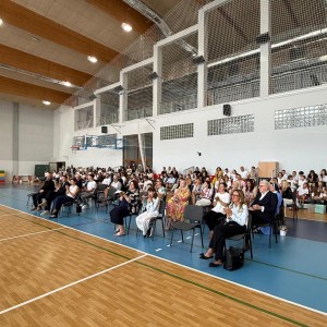 Zdjęcie przedstawia społeczność szkolną SMS Zakopane podczas uroczystego zakończenia roku szkolnego 2025/2026