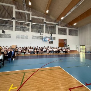 Zdjęcie przedstawia społeczność szkolną SMS Zakopane podczas uroczystego zakończenia roku szkolnego 2025/2026