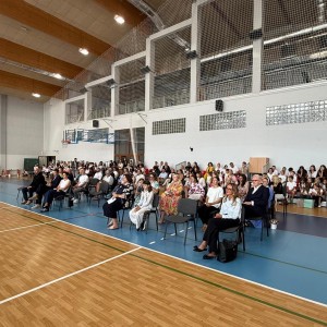 Zdjęcie przedstawia społeczność szkolną SMS Zakopane podczas uroczystego zakończenia roku szkolnego 2025/2026